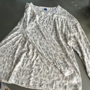NWT 🐆 print l/s shirt, size L. Old Navy. Comfy staple piece ready for spring!